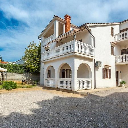 2 Bedroom Cozy Apartment In Omisalj Omišalj Exterior foto