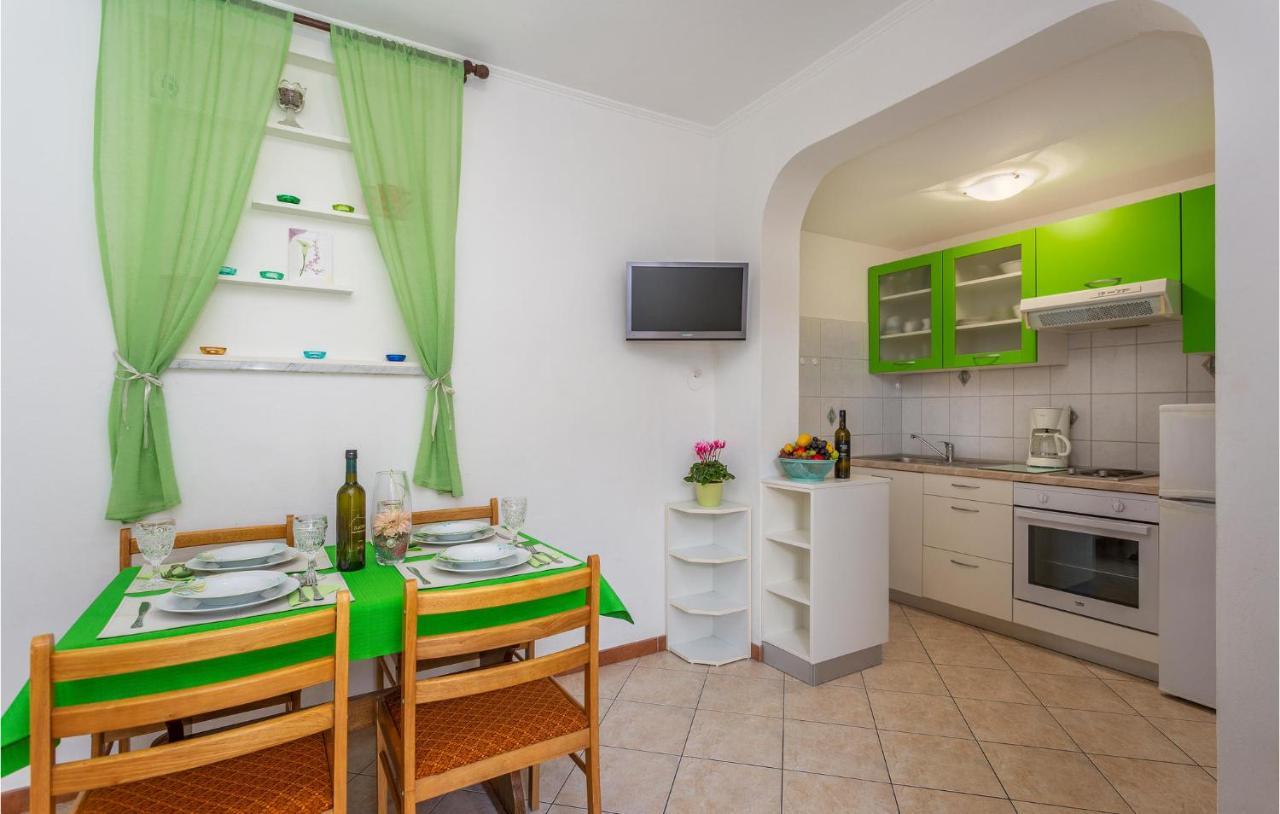2 Bedroom Cozy Apartment In Omisalj Omišalj Exterior foto